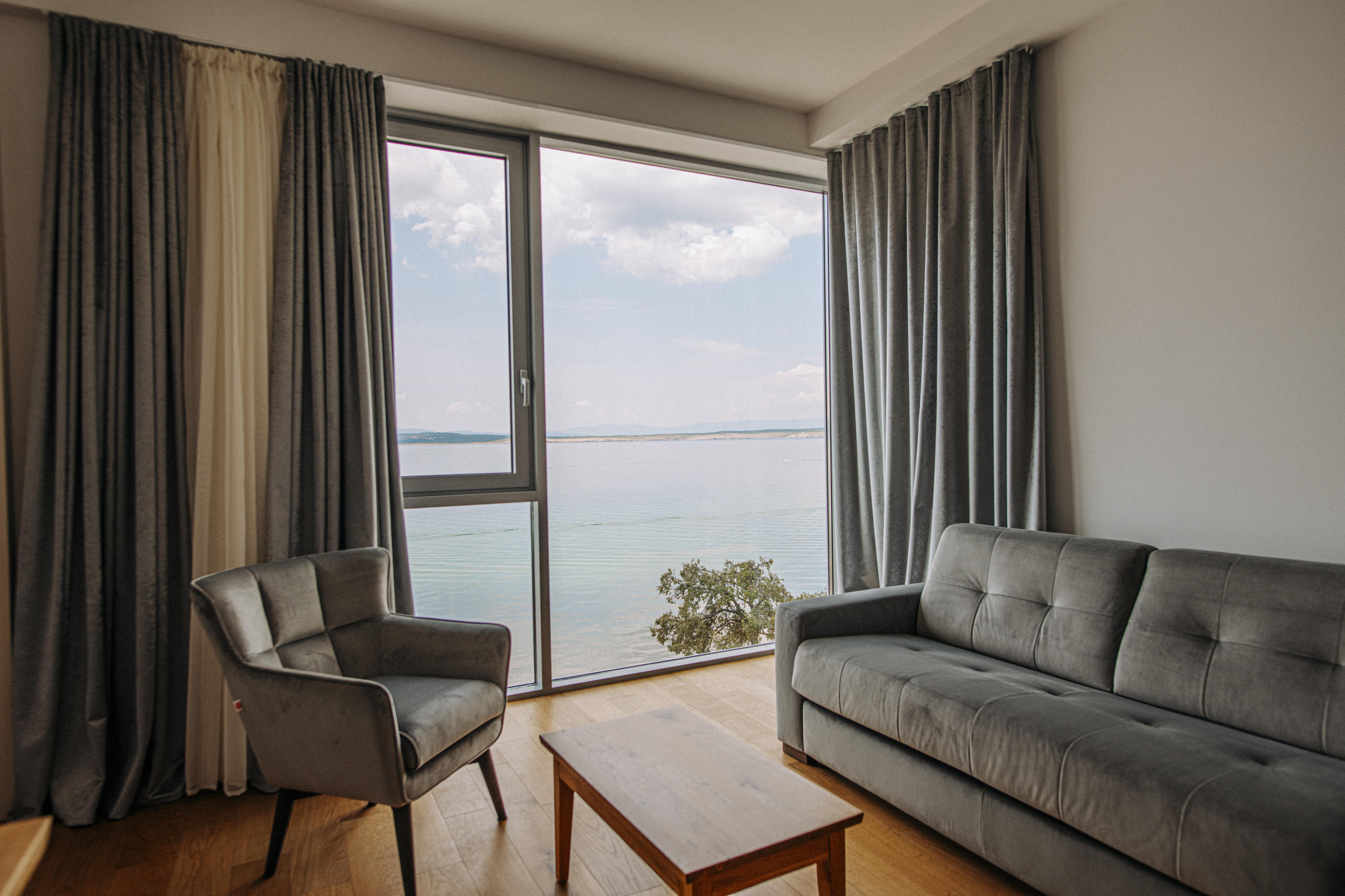 Hotel Miramare Crikvenica Luaran gambar A living room with curtains