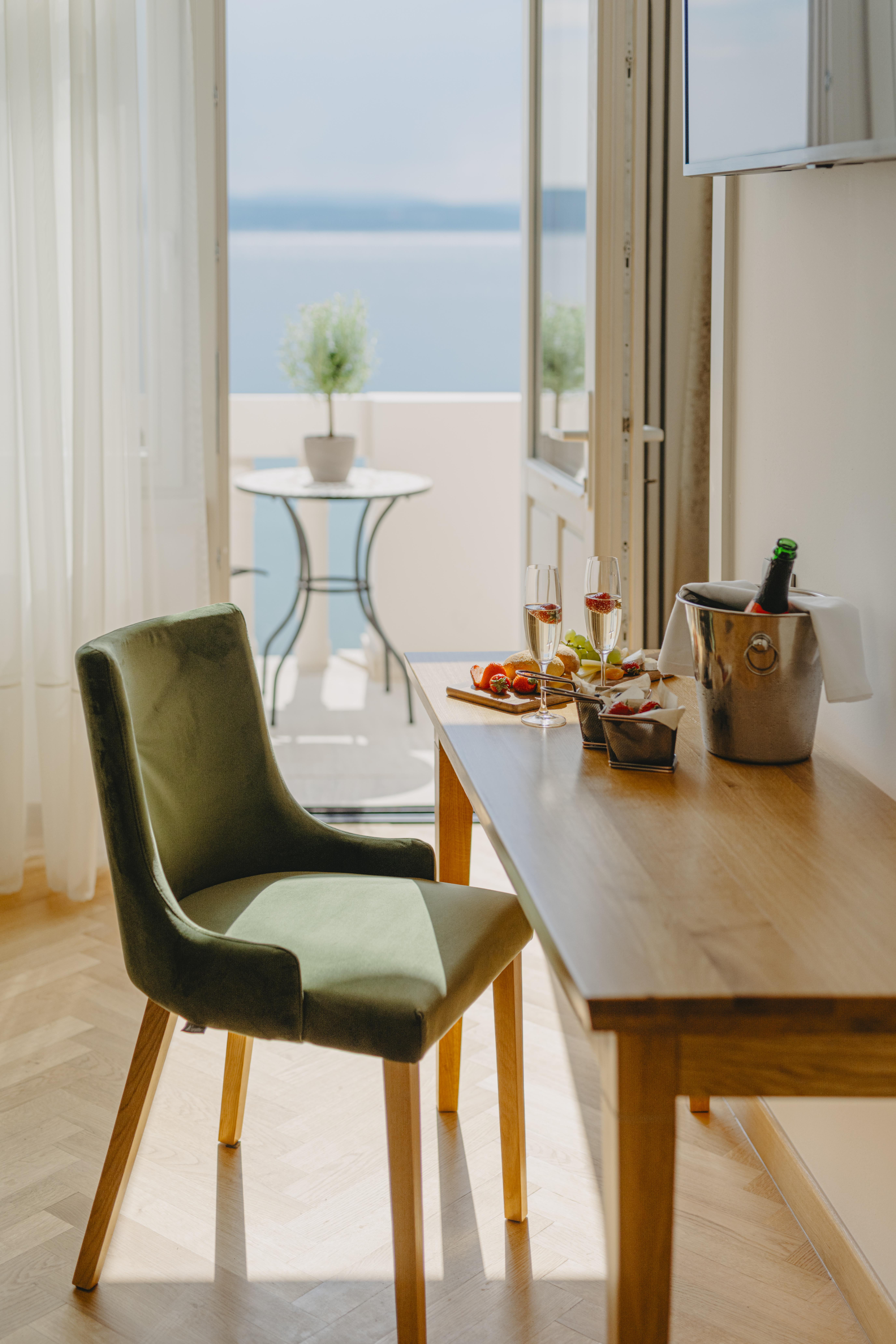 Hotel Miramare Crikvenica Luaran gambar A chair