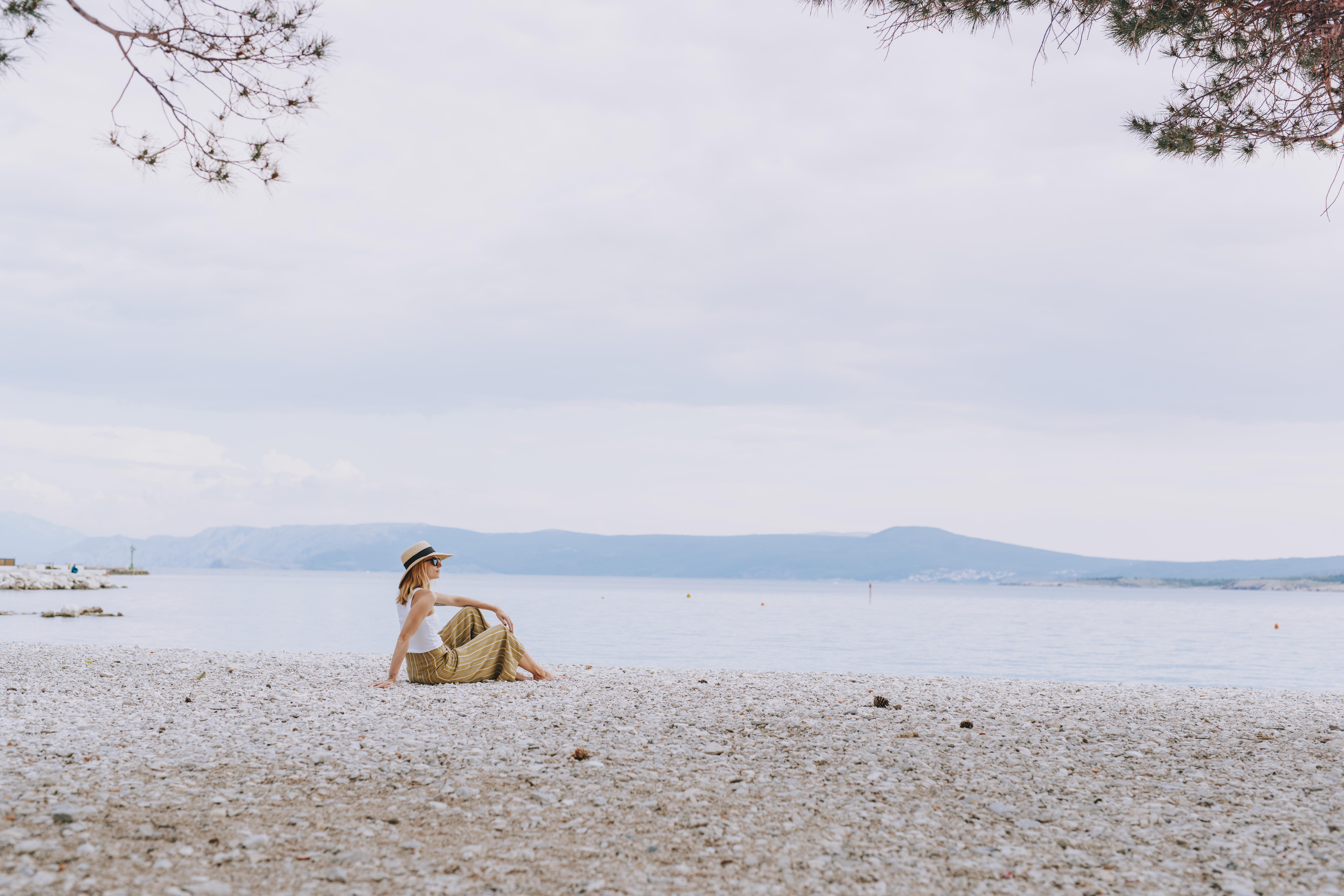 Hotel Miramare Crikvenica Luaran gambar A woman sitting on the beach