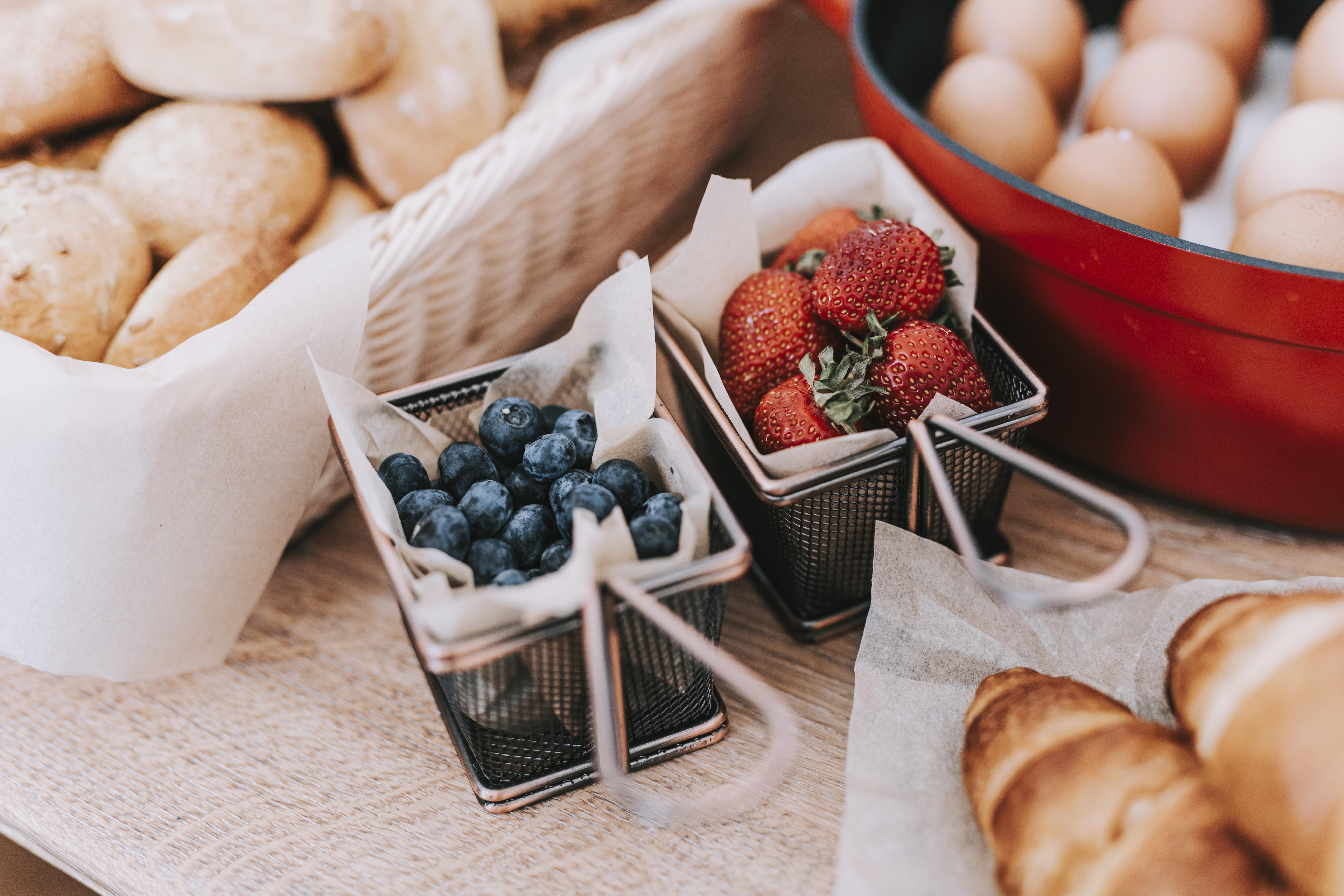 Hotel Miramare Crikvenica Luaran gambar Strawberries and blueberries in wire baskets