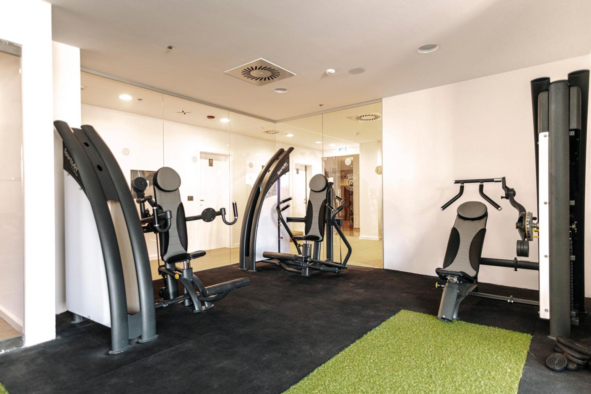 Hotel Miramare Crikvenica Luaran gambar The gym at the hotel